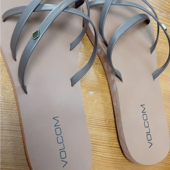 Volcom flip flops brand new bought and didn't try on first. To small for me - Picture 3 of 4